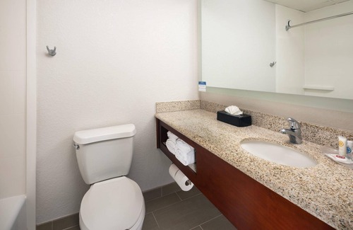 Skyland Hotel | Comfort Suites Outlet Center