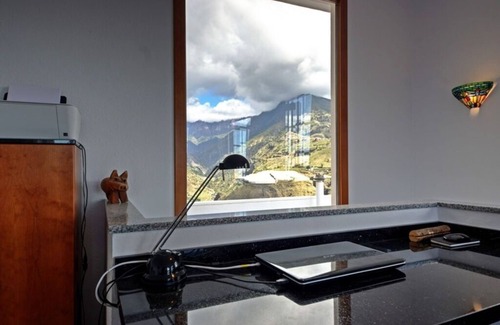 Los Llanos de Aridane Casa | Cómoda casa de vacaciones con piscina climatizada, impresionantes vistas y jardín.