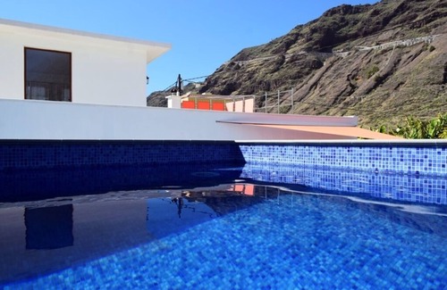 Los Llanos de Aridane Casa | Cómoda casa de vacaciones con piscina climatizada, impresionantes vistas y jardín.