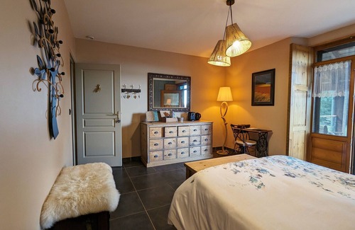 Saint-Privat-d'Allier Cama Y Desayuno | Habitación cómoda con Wi-Fi, parking y zona de bienestar incluida