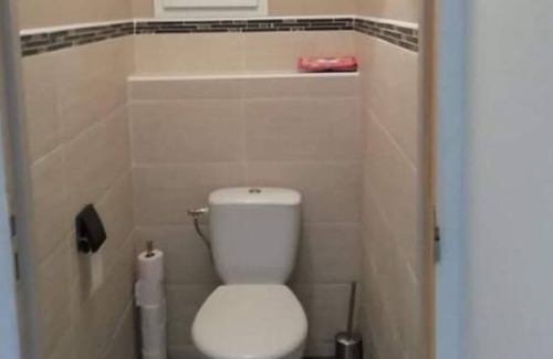 Saint-Vincent-de-Paul Cama Y Desayuno | Comfortable room with swimming pool, bathroom and wc.