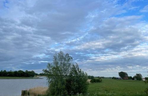 Oostburg Casa | Comfortabele woning mét omheinde tuin aan water voor 12 p