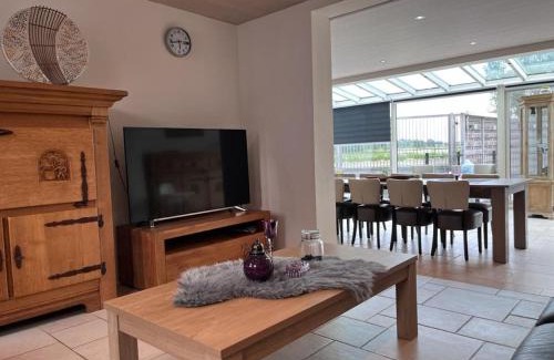 Oostburg Casa | Comfortabele woning mét omheinde tuin aan water voor 12 p