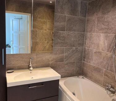 Oostburg Casa | Comfortabele woning mét omheinde tuin aan water voor 12 p