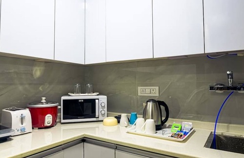 Gurugram Apartamento | Comfortable 1 Bhk Serviced Apartment w Hill View