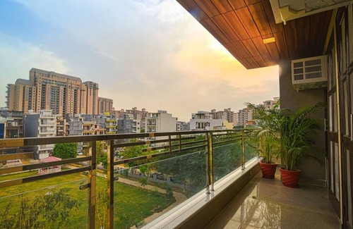 Gurugram Apartamento | Comfortable 1 Bhk Serviced Apartment w Hill View