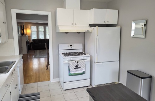 Phinney Ridge Casa | Comfortable 2-bedroom, 2 decks, walking neighborhood, & minutes to downtown.