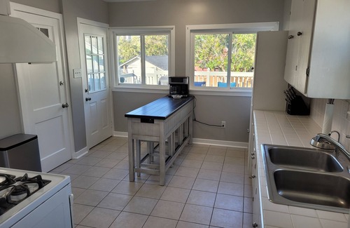 Phinney Ridge Casa | Comfortable 2-bedroom, 2 decks, walking neighborhood, & minutes to downtown.