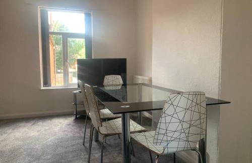 Erdington Apartamento | Comfortable 2 bedroom Apartment 7 Minute Walk to Train Station