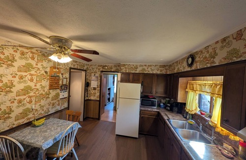 Hubbard Casa | Comfortable 2-bedroom house with AC in charming Hubbard. Full Kitchen, Laundry
