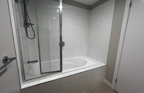 Coopers Plains Apartamento | Comfortable 2BR Getaway in Cooper Plains with Parking