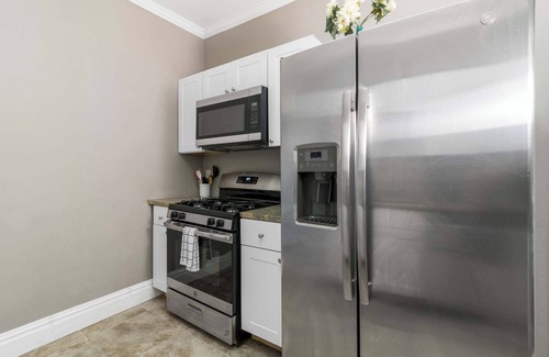 Tower Grove East Apartamento | Comfortable 2BR Stay with Dedicated Workspace & Yard