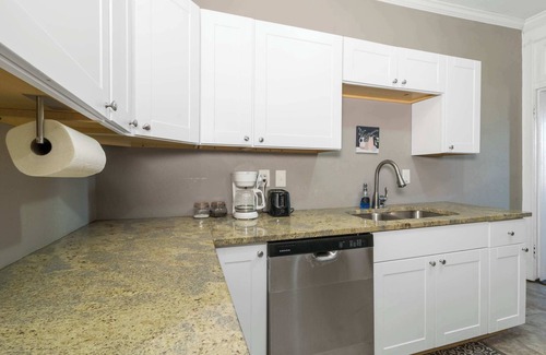 Tower Grove East Apartamento | Comfortable 2BR Stay with Dedicated Workspace & Yard