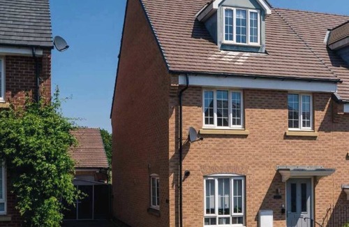 Woodford Halse Casa | Comfortable 3 Bedroom Home w Garden and Parking