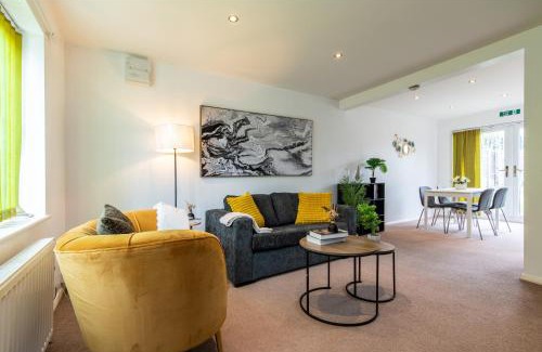 Bedford Casa | Comfortable 3-Bedroom House with Private Driveway in Bedford