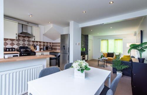 Bedford Casa | Comfortable 3-Bedroom House with Private Driveway in Bedford