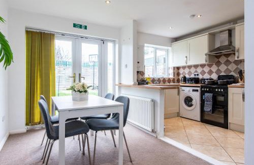 Bedford Casa | Comfortable 3-Bedroom House with Private Driveway in Bedford