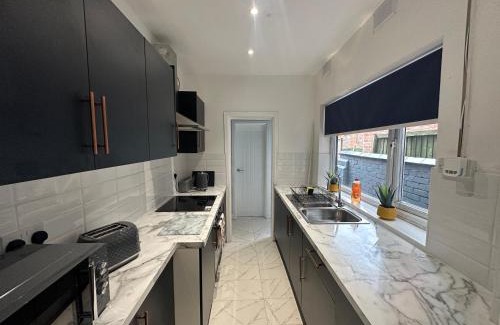 Coventry Casa | Comfortable 3 Double Bed Victorian Terrace from Luxus Stays