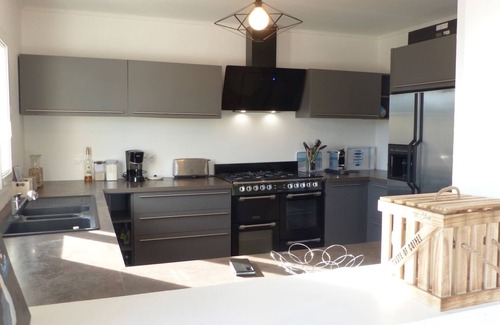 Larmor-Baden Chalet De Esquí | Comfortable 3* house with swimming pool
