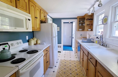 Wellfleet Casa | Comfortable 3BD--A/C, , Enclosed Outdoor Shower, Walk to Town, Pier & Mayo Beach