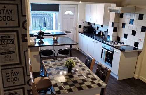 Hucknall Casa | Comfortable 4-Bed House in Hucknall, Nottingham