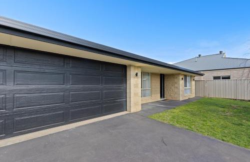Mount Gambier Casa | Comfortable 4-Bedroom Home with Backyard Escape