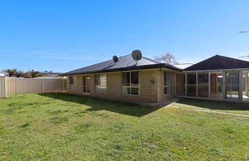 Mount Gambier Casa | Comfortable 4-Bedroom Home with Backyard Escape