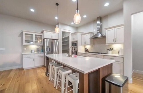 Meridian Casa | Comfortable 4 Bedroom Farmhouse In Eagle/Meridian Idaho