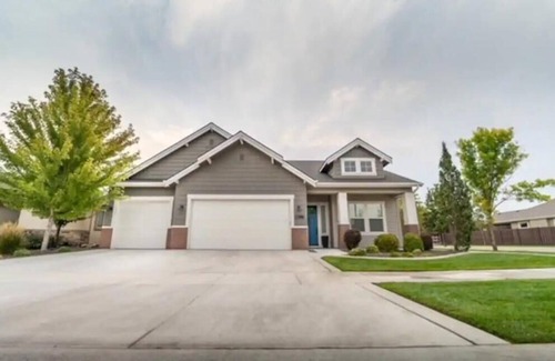 Meridian Casa | Comfortable 4 Bedroom Farmhouse In Eagle/Meridian Idaho