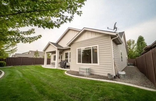Meridian Casa | Comfortable 4 Bedroom Farmhouse In Eagle/Meridian Idaho