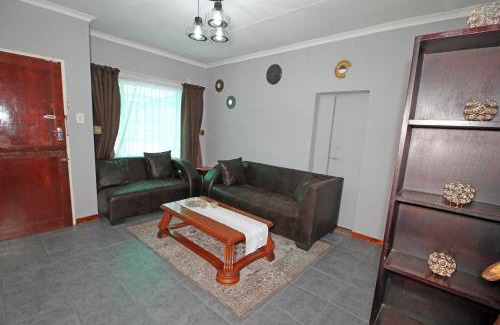 Germiston Apartamento | Comfortable 4 Bedroom Flat in Germiston with WI-FI