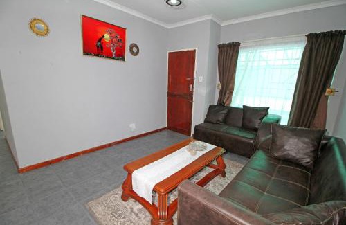 Germiston Apartamento | Comfortable 4 Bedroom Flat in Germiston with WI-FI