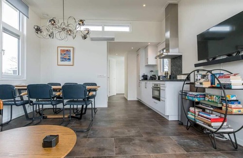 Burgh-Haamstede Casa | Comfortable 4-person chalet with living room with sofa and 2 lovely armchairs, air conditioning, 2 b