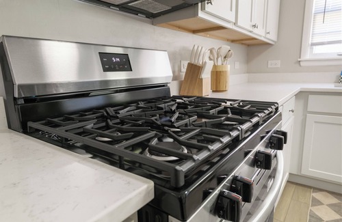 Waukegan Casa | Comfortable 5 bed Family Home w/ Finished Basement and Fenced yard!