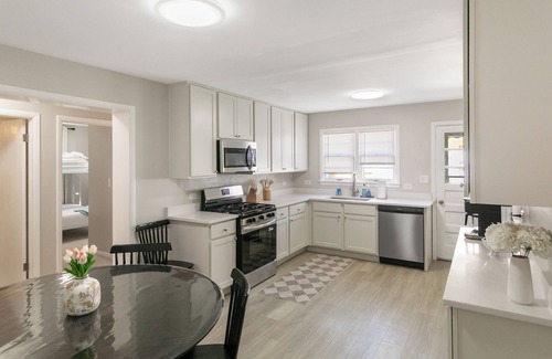 Waukegan Casa | Comfortable 5 bed Family Home w/ Finished Basement and Fenced yard!