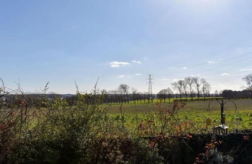 Manningtree Casa | Comfortable 5-bedroom bungalow with hot tub
