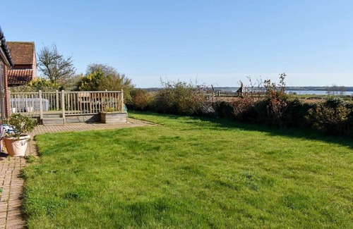 Manningtree Casa | Comfortable 5-bedroom bungalow with hot tub