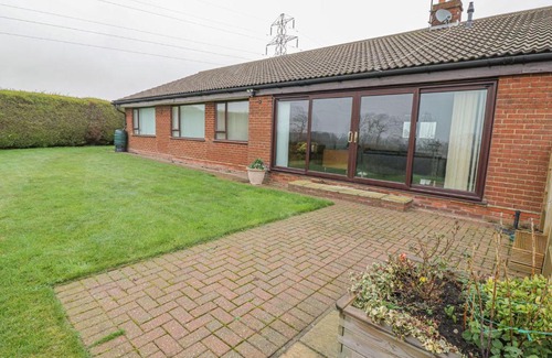 Manningtree Casa | Comfortable 5-bedroom bungalow with hot tub