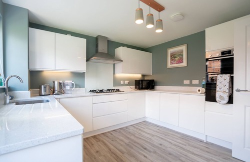 Bicester Casa | Comfortable 5 Bedroom Detached House With Parking