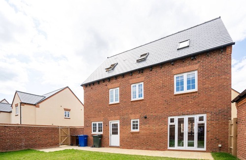 Bicester Casa | Comfortable 5 Bedroom Detached House With Parking