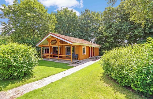Gramsbergen Casa | Comfortable 6-person bungalow with dishwasher, washing machine, and covered veranda near Gramsbergen at lively park ’t Hooge Holt.