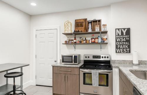 Detroit Casa | Comfortable 6BR Getaway WiFi AC Pet-Friendly