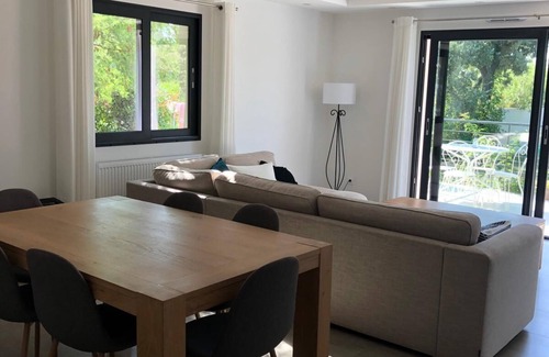 Les Angles Villa | Comfortable, air-conditioned villa with swimming pool 5 km from AVIGNON
