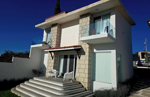 Bernal Casa | Acogedora, lujosa y moderna Casa Familiar con vista a la Pena
