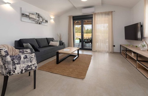 Montizana Casa | Comfortable and cosy Villa Stefani with pool