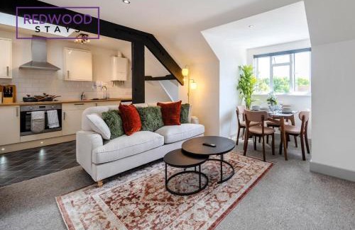 Rushmoor District Apartamento | Comfortable and Homely 1-Bedroom 1-Bathroom Serviced Apartment, Free Parking, Free WiFi By Redwood Stays