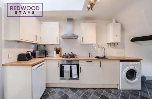 Rushmoor District Apartamento | Comfortable and Homely 1-Bedroom 1-Bathroom Serviced Apartment, Free Parking, Free WiFi By Redwood Stays