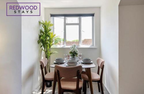 Rushmoor District Apartamento | Comfortable and Homely 1-Bedroom 1-Bathroom Serviced Apartment, Free Parking, Free WiFi By Redwood Stays