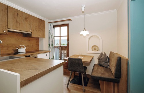 Alpendorf Apartamento | Comfortable and lovingly furnished apartment with a sunny balcony.