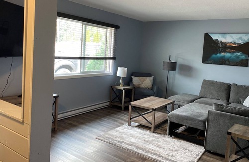 Valemount Apartamento | Comfortable and remodeled 1 story building.